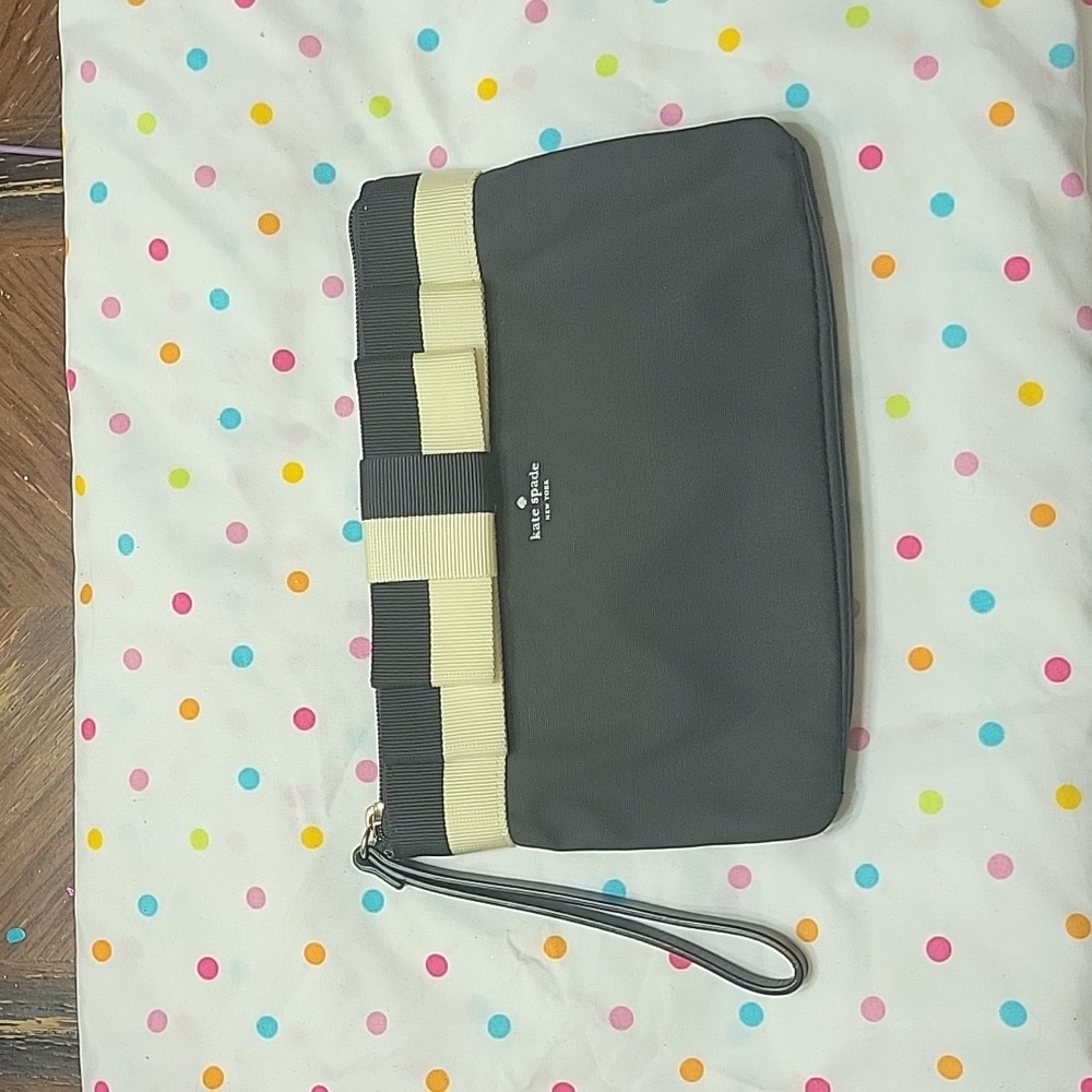 Kate Spade Wristlet With Bow in Black and Cream